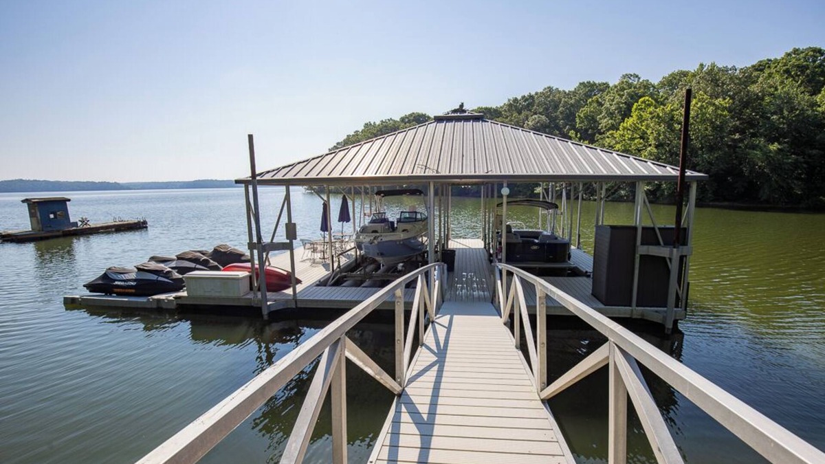 Almo Cottage | Lakefront, Jet ski, or Boat rentals and a hot tub!
