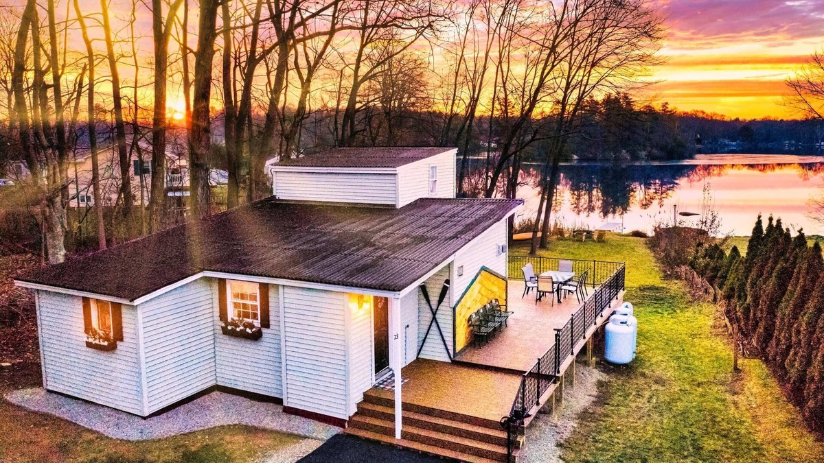Ashford Cabin | Lakefront - King - PetsOK - W&D - Fire Pit - Kayak