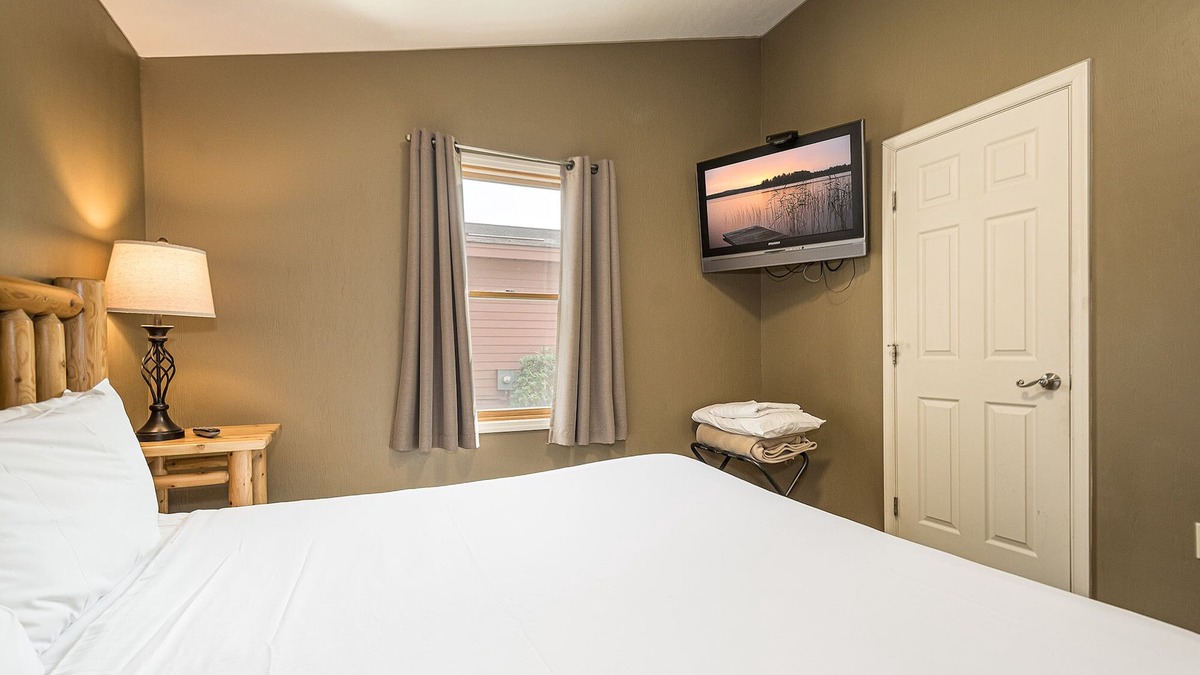 McHenry Cabin | Lakefront Lakeview Cabin 5-Hot Tub, Full Kitchen
