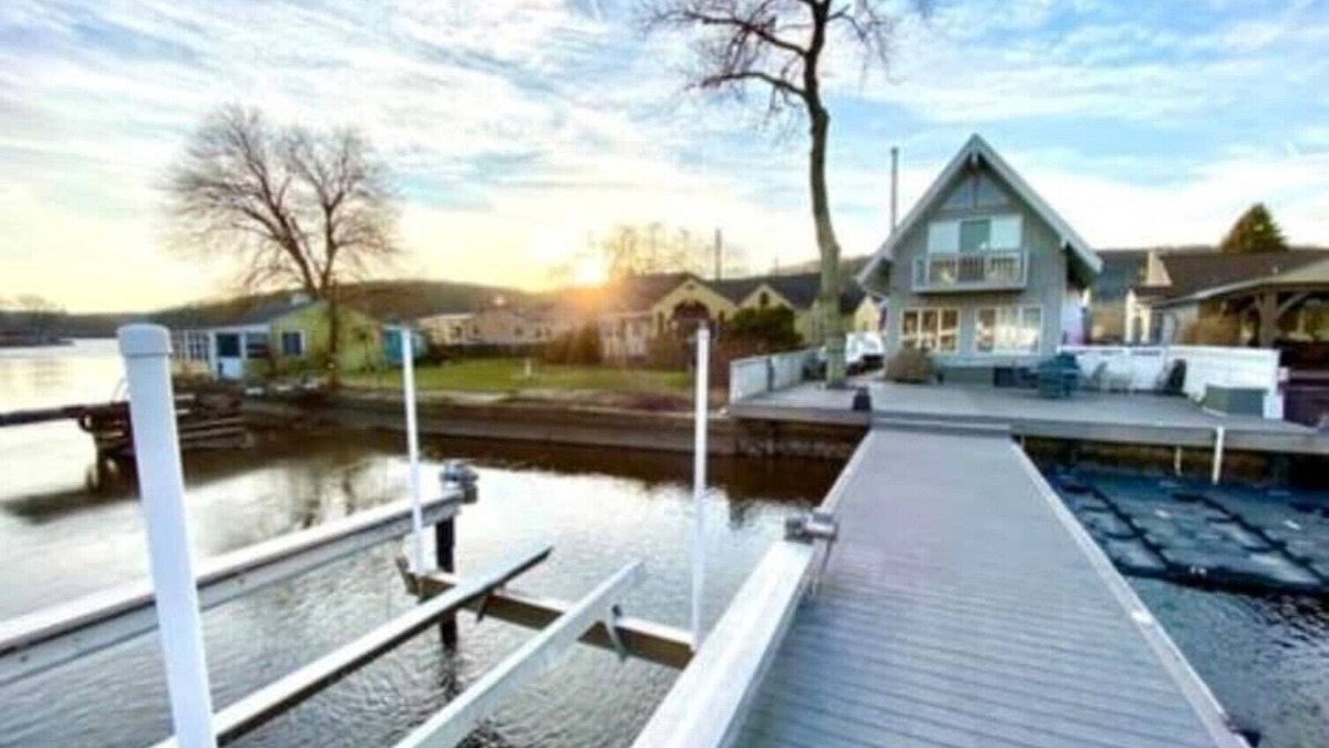 Lake Hopatcong House | LAKEFRONT Level Lot Home with a Private Deck/Dock w/2 Kayaks & Paddle Boards