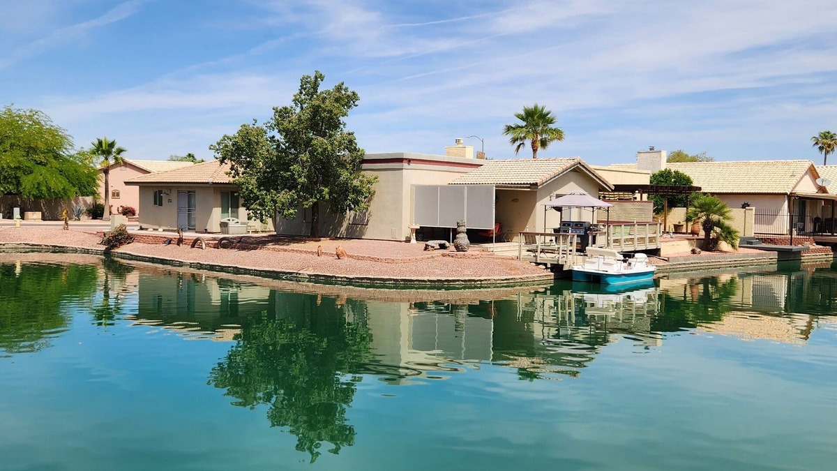 Casa Grande House | Lakefront Living, close to golf, pickleball, restaurants and more.