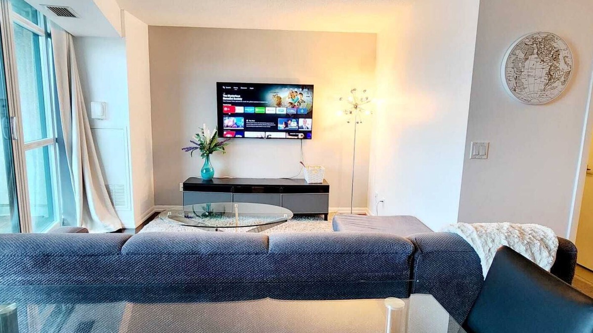 Fort York Condo | Lakefront living Downtown Toronto with Free Parking, indoor swimming and gym