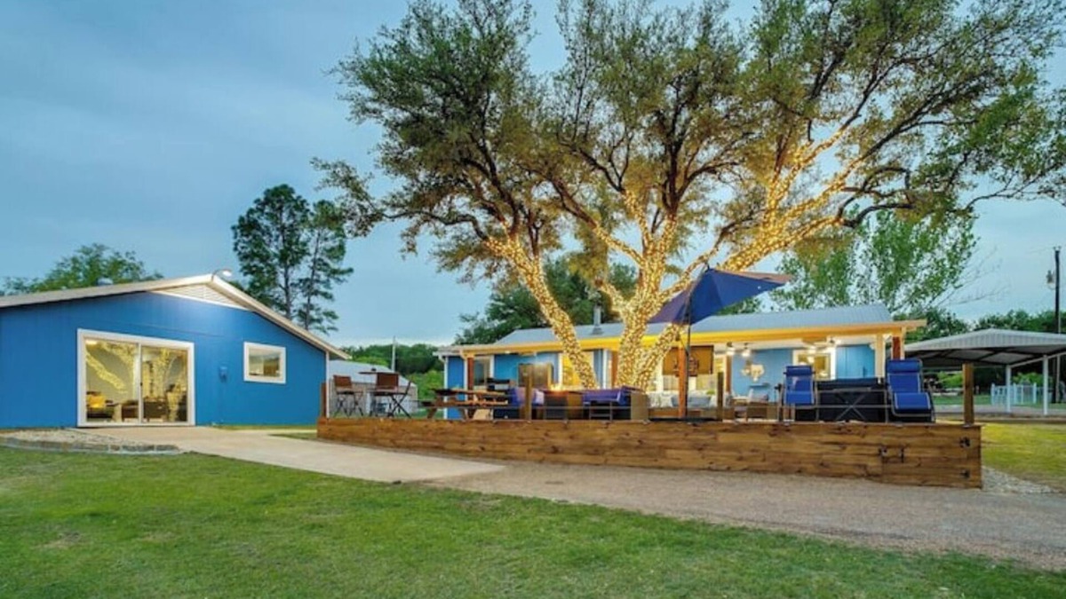 Gordon House | Lakefront Living with Pickleball, Basketball, Hot Tub & Lake activities