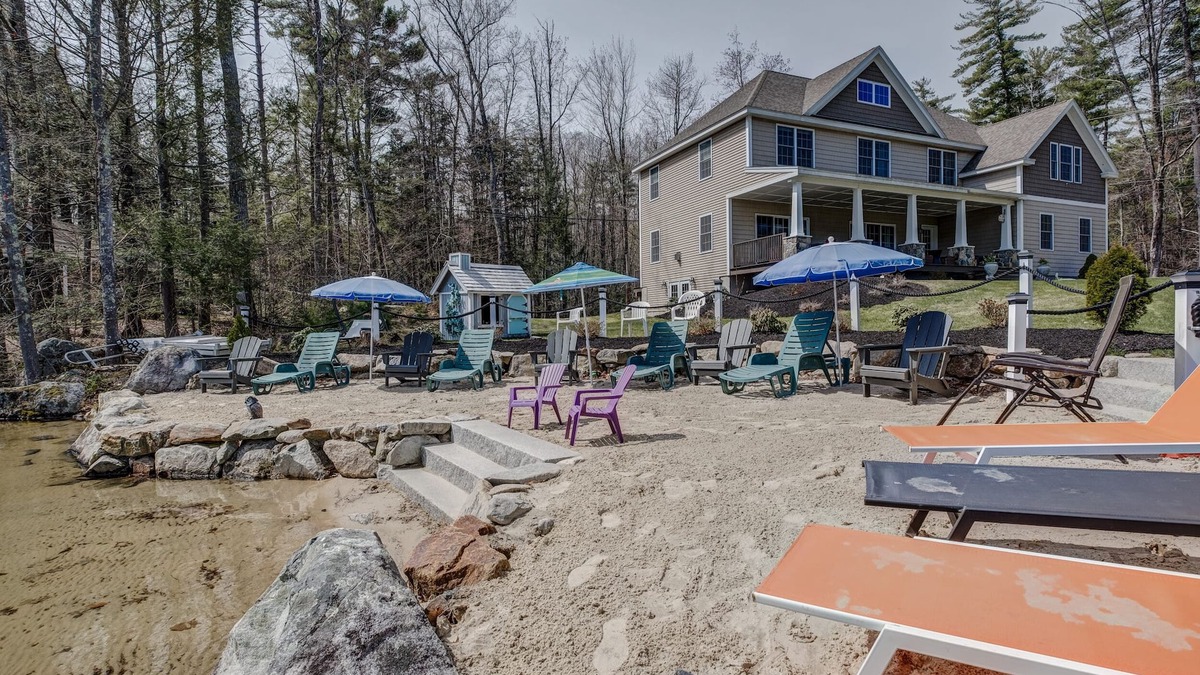 West Alton House | Lakefront Lodge sleeps 18 comfortably