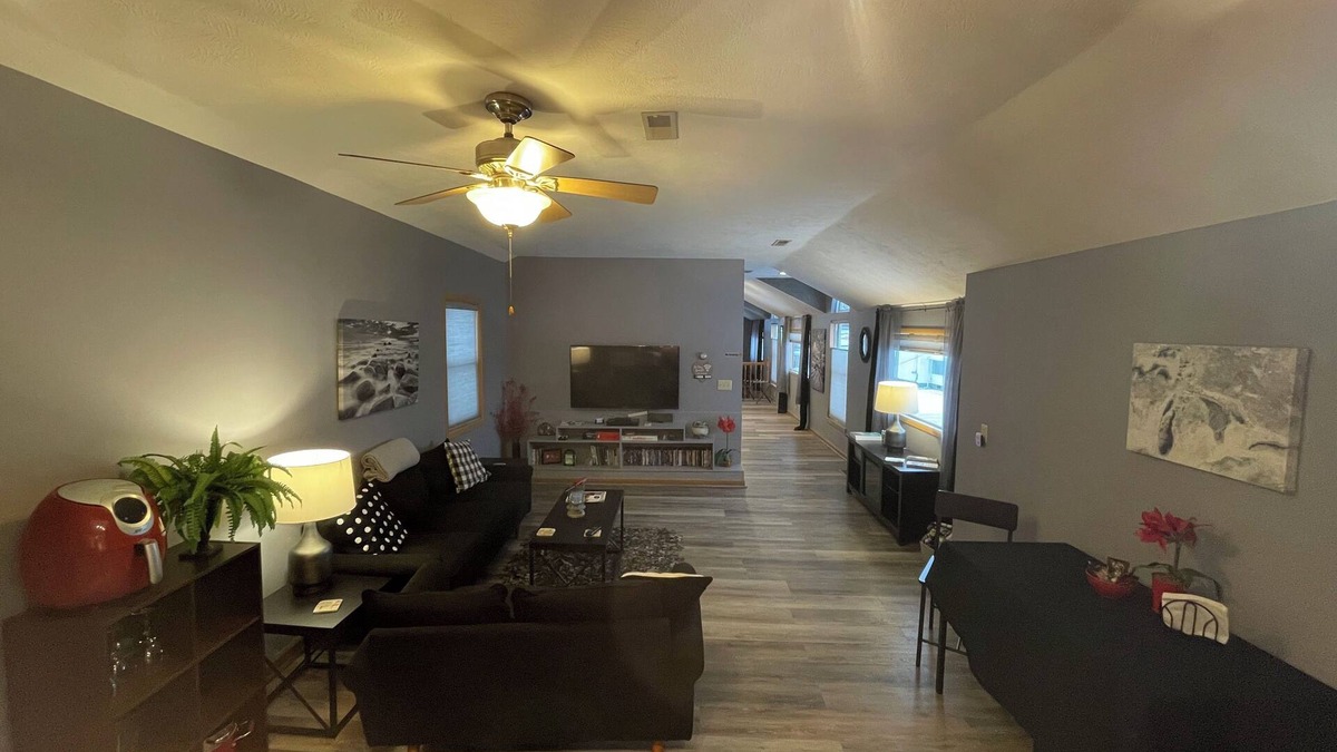 Geneva-on-the-Lake Apartment | LAKEFRONT LOFT-PERFECT COUPLES GETAWAY-rent 3 get 4th free 10/1-12/20-just ask!
