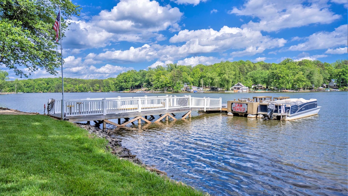 Southmont Apartment | Lakefront Loft with private deck, kayaks, paddleboards, fishing, firepit, fun.