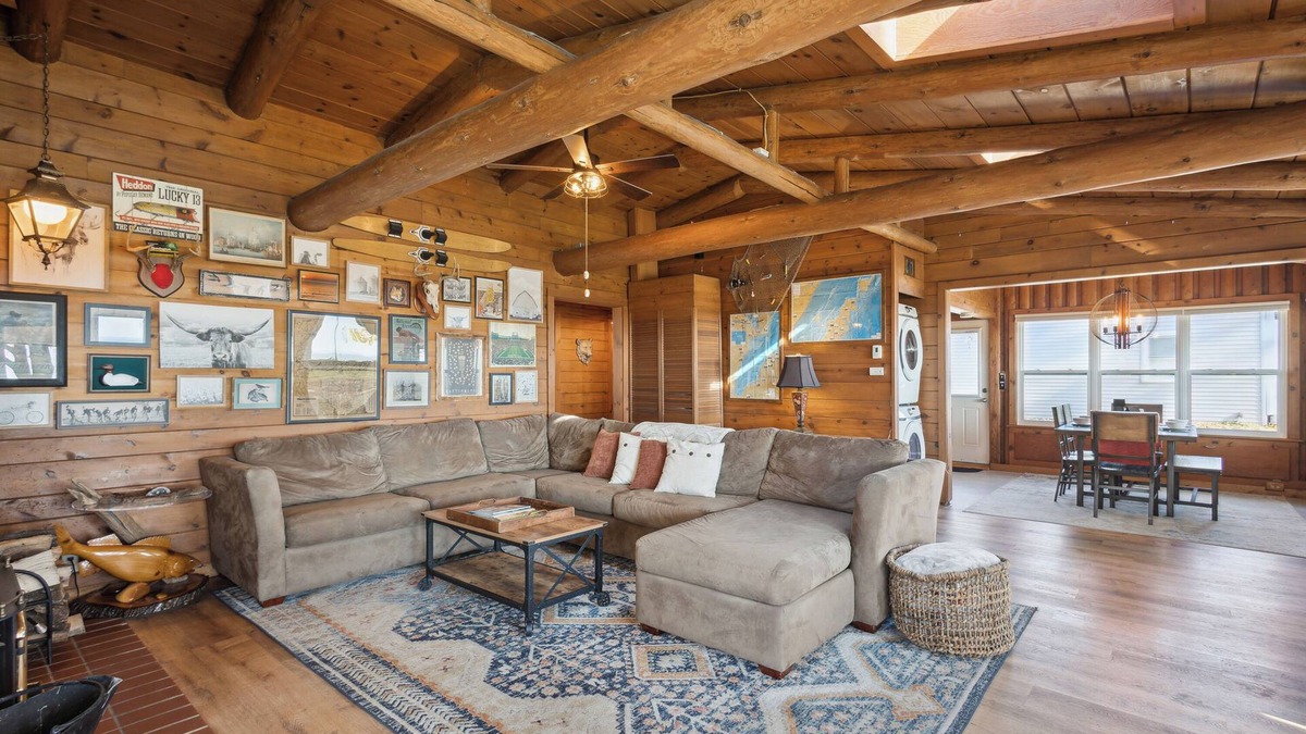 Little Suamico Cabin | Lakefront Log Cabin - Private Pier & 4 Kayaks!
