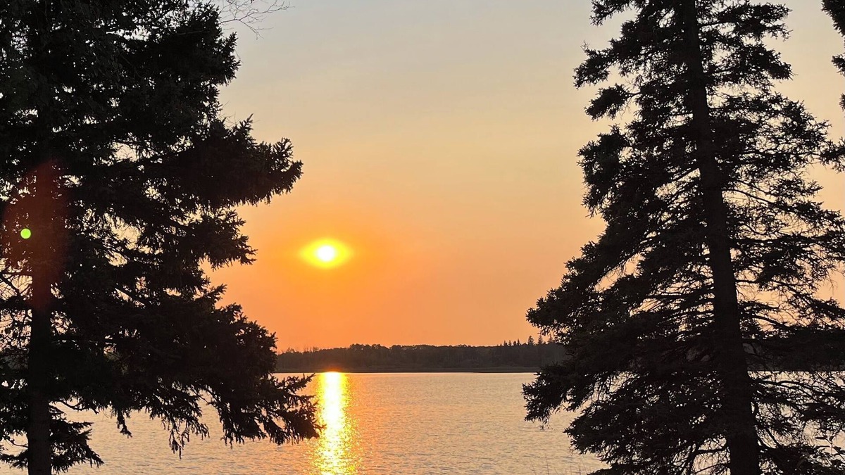 Manitoba Cottage | Lakefront Log Cabin with HOT TUB. Unique property with private lake access.