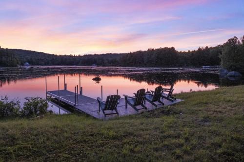 Washington House | Lakefront Log Cabin on 2 acres