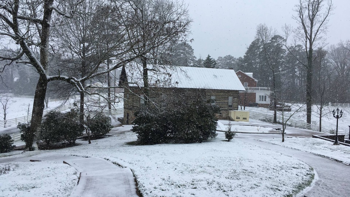 Clarksville Cabin | Lakefront Log Cabin on Beautiful Kerr Lake in downtown Clarksville VA