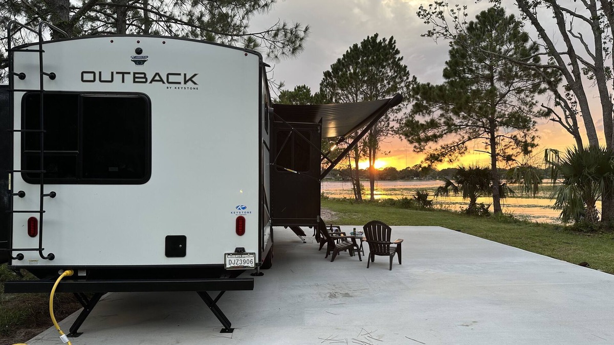 Deltona Lakes House | Lakefront Luxurious 38 ft Camper