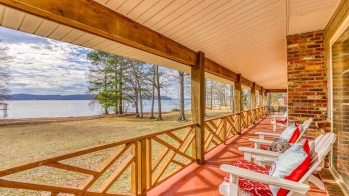 Lutts House | Lakefront Luxury Comfort Home offering Large Acreage and Privacy