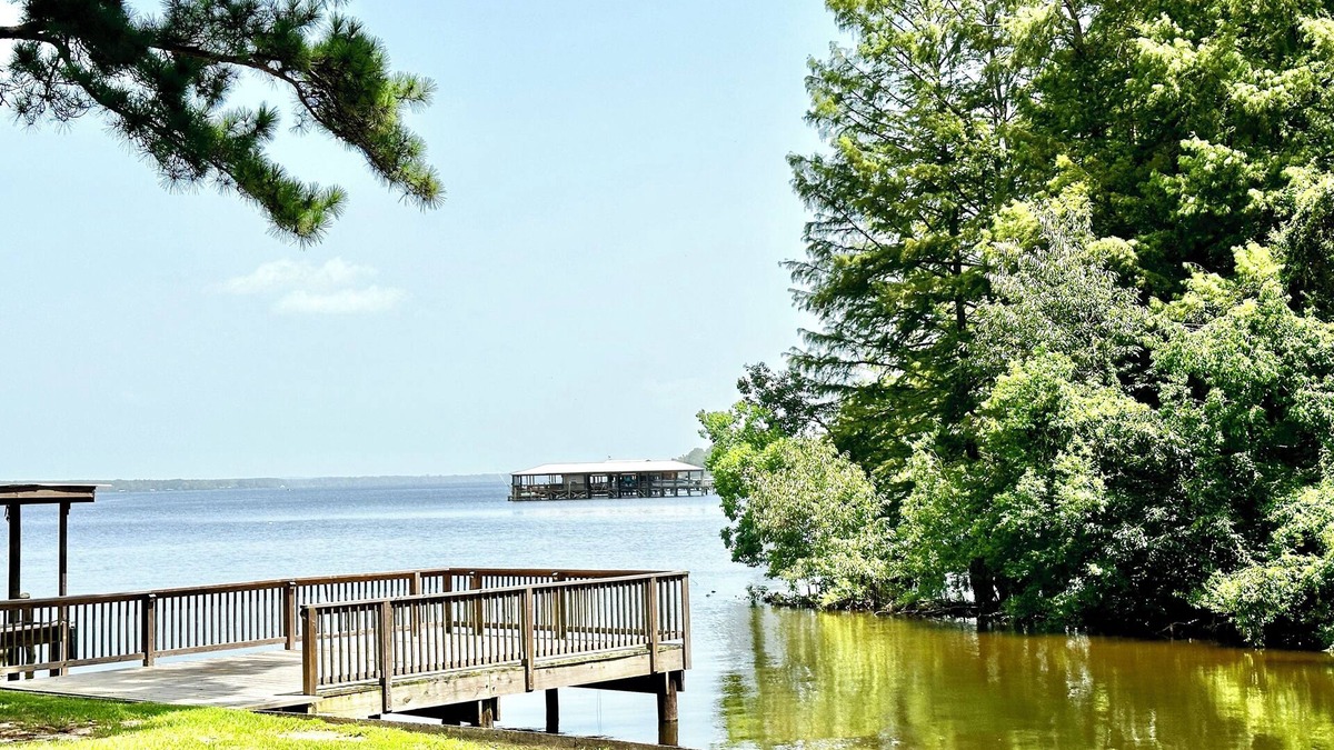 Negreet House | Lakefront Luxury: Commercial Icemachine, Fire Pit, Your Getaway Awaits!