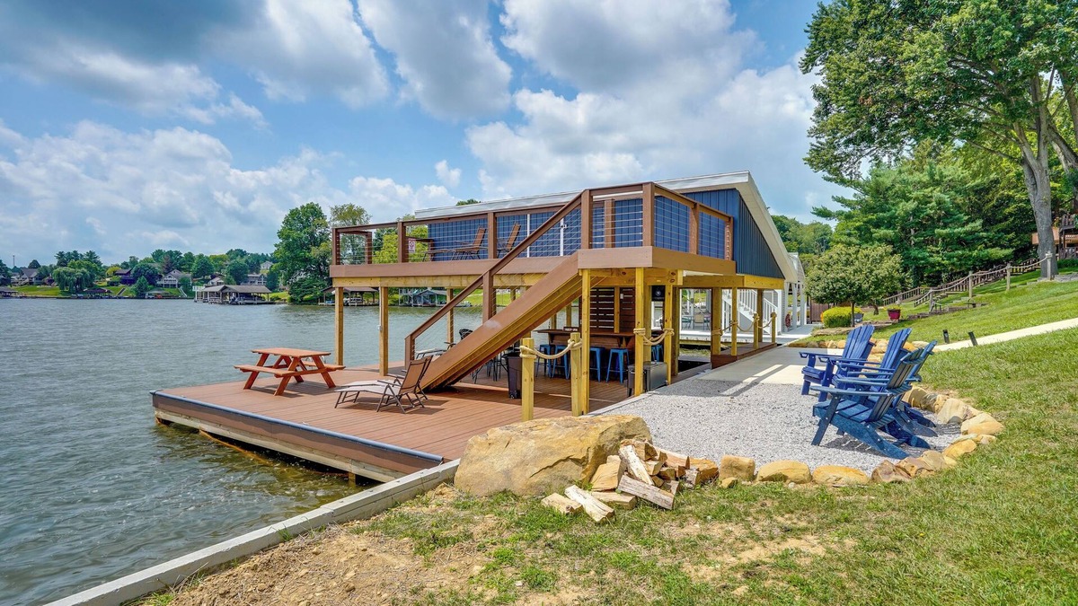 Howard House | LAKEFRONT LUXURY HAVEN: LAKE HOME ON APPLE VALLEY LAKE IN OHIO w/PRIVATE DOCKn