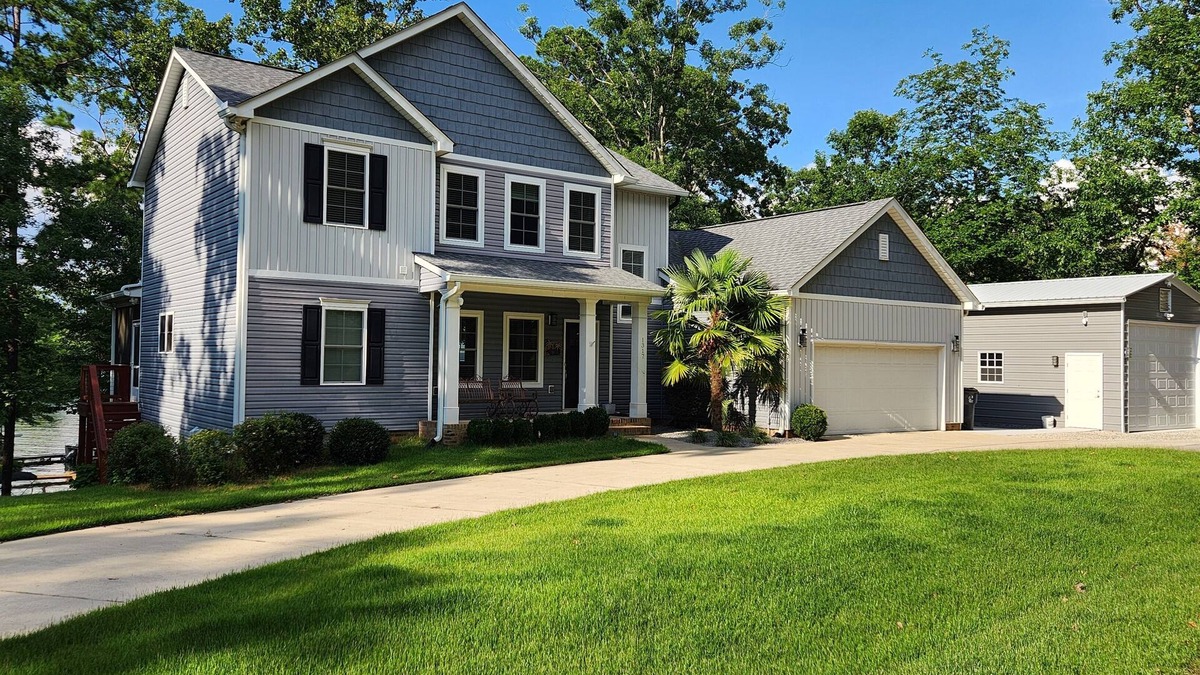 Gilbert House | Lakefront Luxury Home for Large Families on Lake Murray - Right Next to Marina