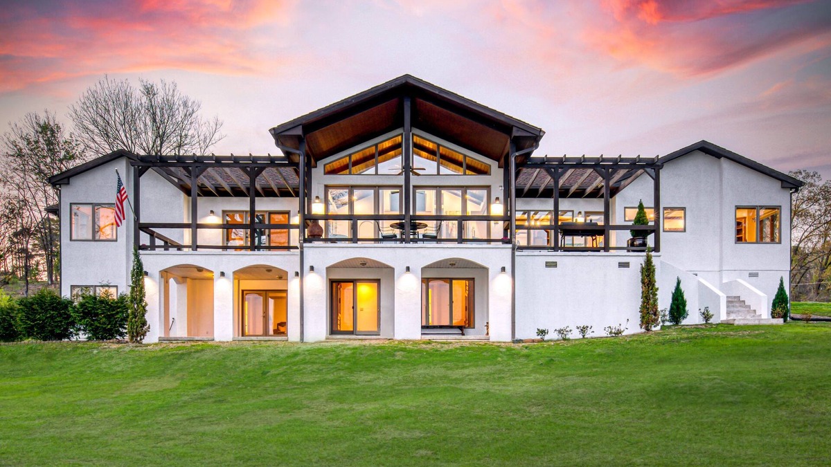Hot Springs House | Lakefront Mansion! Enjoy Ping Pong, Pool, Shuffleboard, Kayaking, BBQ & Sunsets!