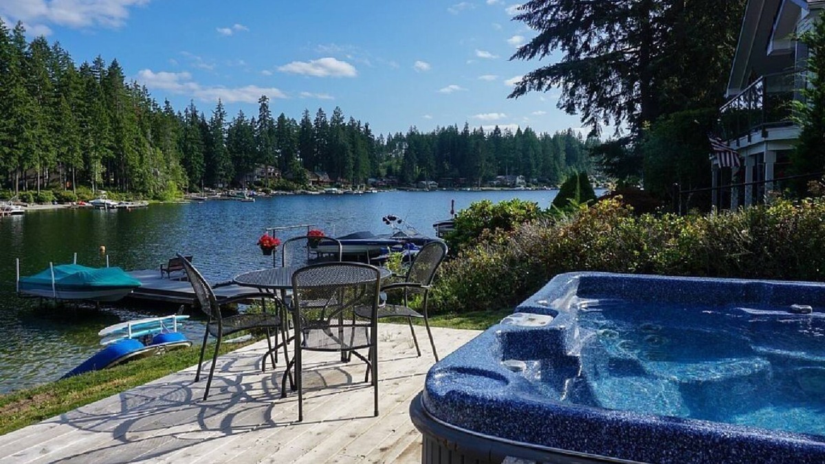 Grapeview Cabin | Lakefront Mason Lake home- glamping in a cabin!