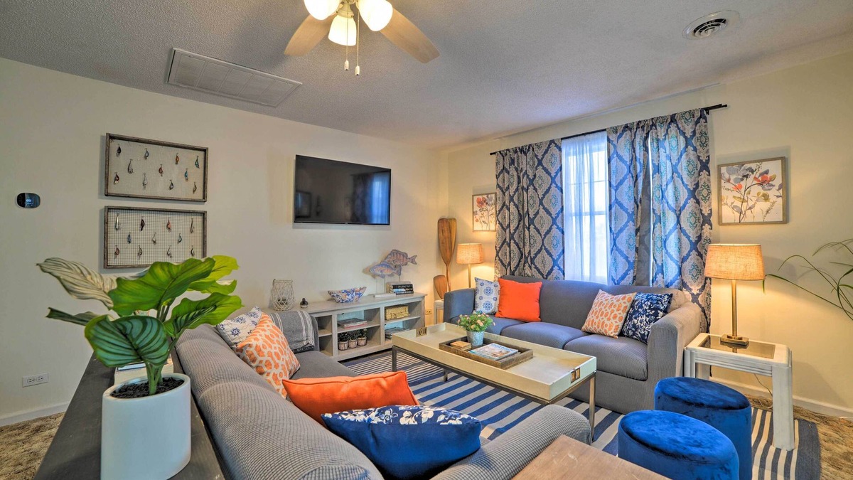 Gilbertsville Condo | Lakefront Moors Marina Condo w/Covered Boat Slip!