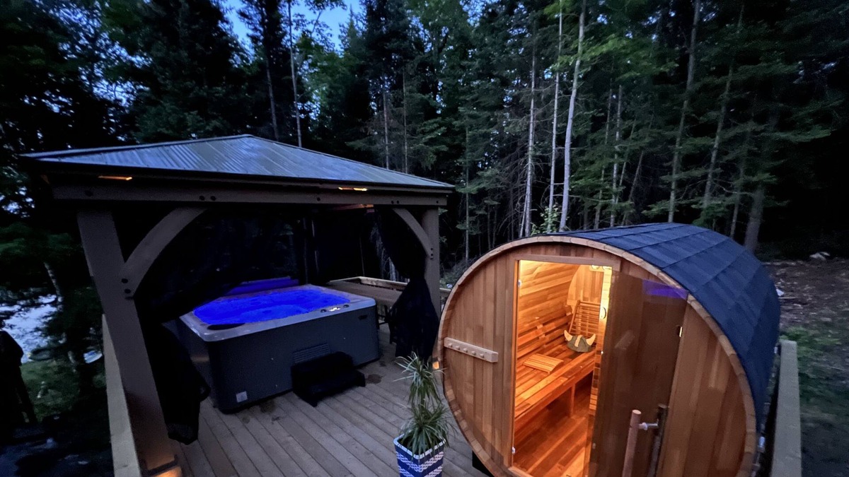 Ahmic Harbour Cottage | Lakefront Muskoka Retreat - Hot tub / Sauna - 11 beds - sleeps 8-10 adults
