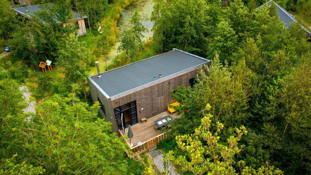 Municipality of Heerenveen Cabin | Lakefront Nature House in Friesland: Blaupoatsje