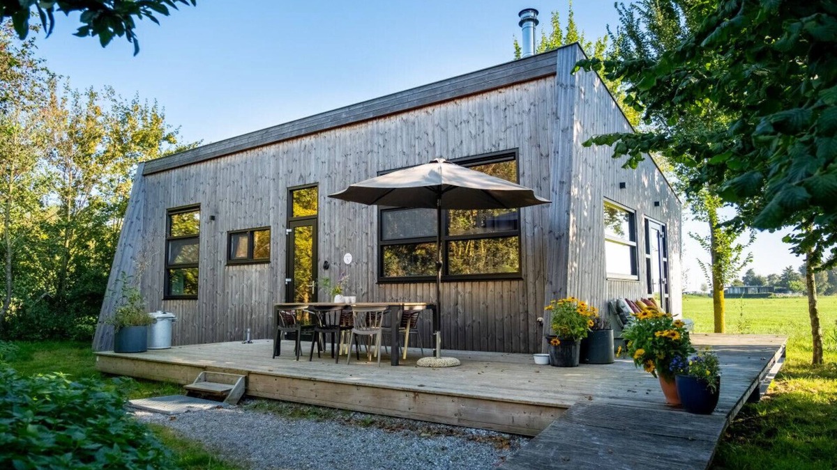 Grou Cabin | Lakefront Nature House in Friesland: Goudûle