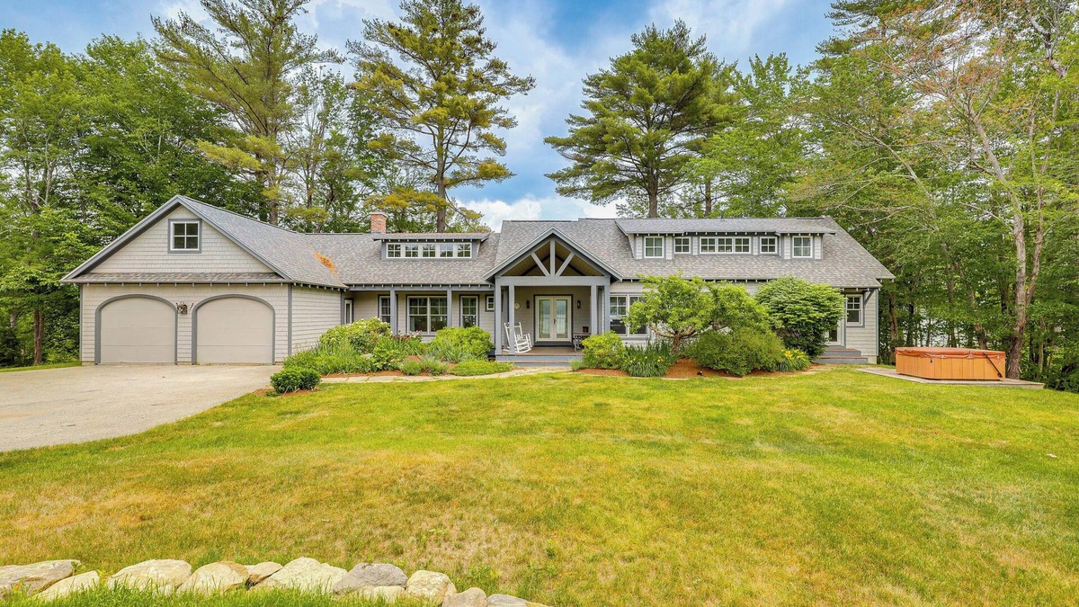 New London House | Lakefront New London Retreat w/Dock & Hot Tub!