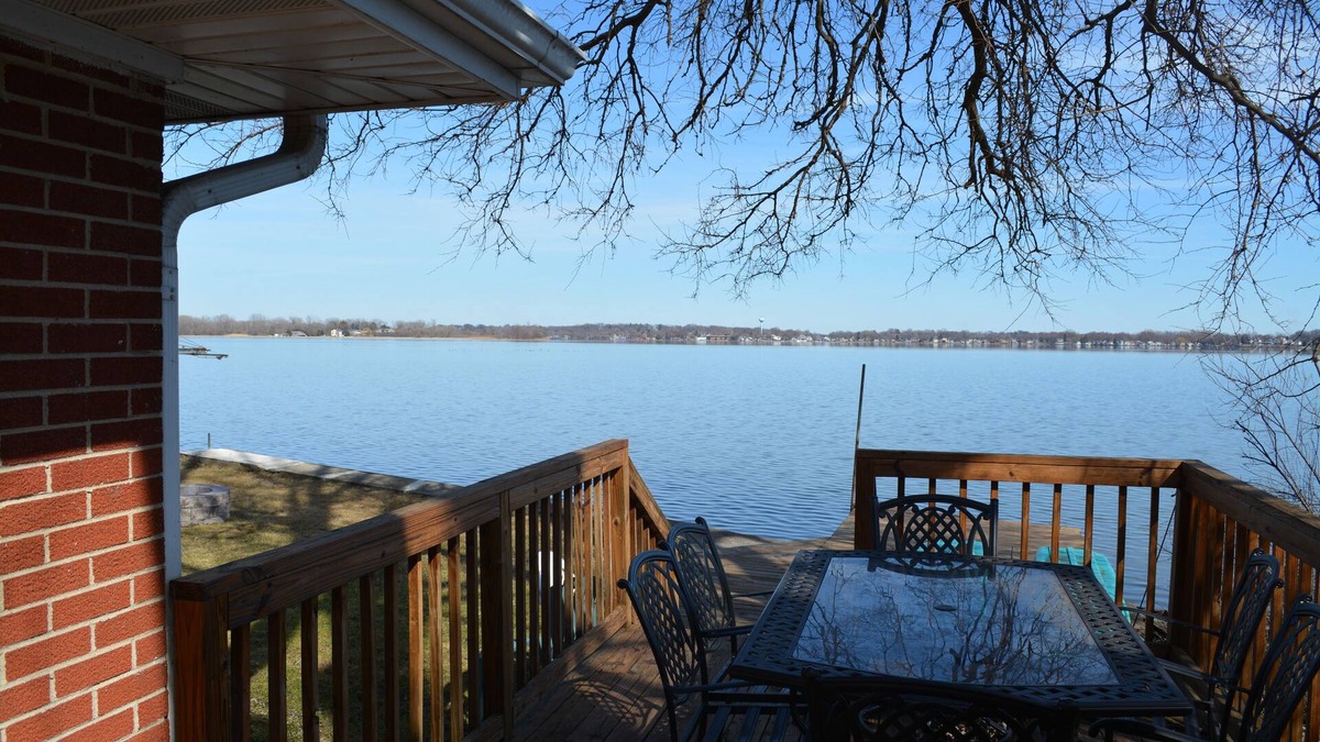 Pistakee Highlands Cottage | Lakefront, Newly Renovated, Tranquil Getaway, Free Water Sports