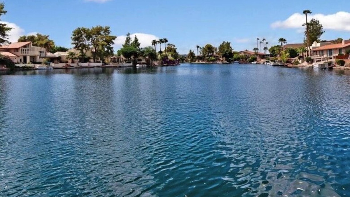 The Lakes House | Lakefront Oasis 2b/2b, with Pontoon Boat, Clubhouse with Resort Amenities.