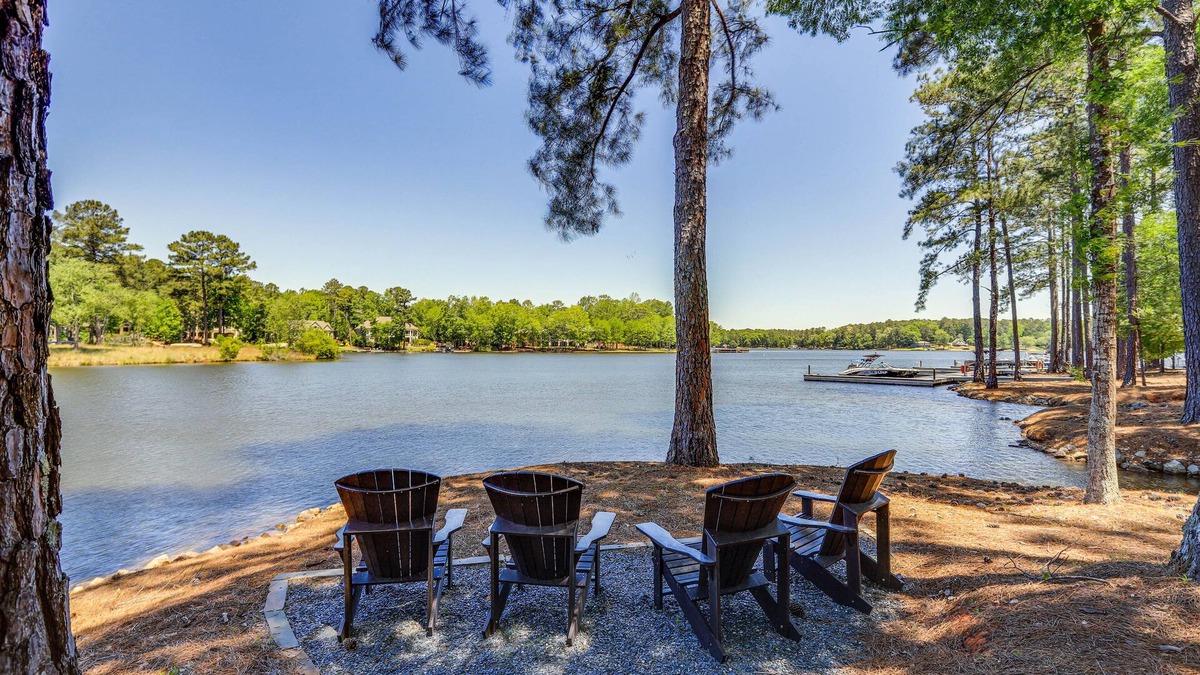 Lake Oconee Condo | Lakefront Oconee Vacation Rental w/Patio & Views!