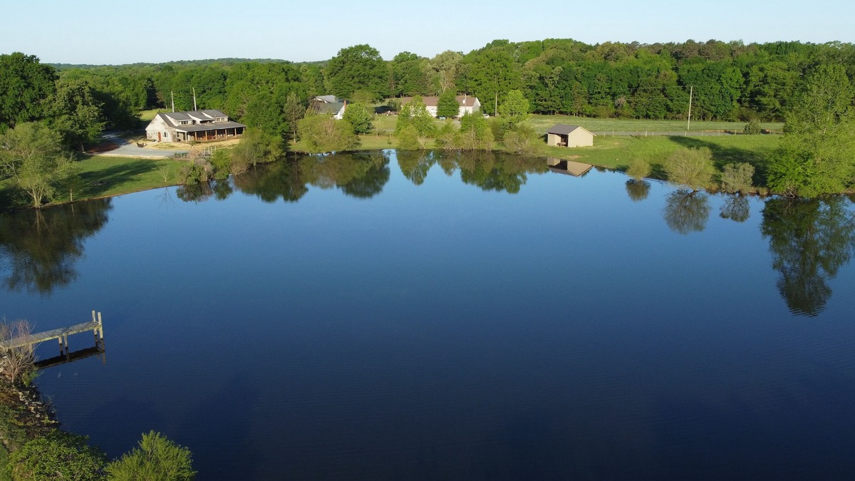 Union County House | Lakefront on 24 Acres + 4 Acre Lake + 60 ft Porch Facing Lake + Pool Table!