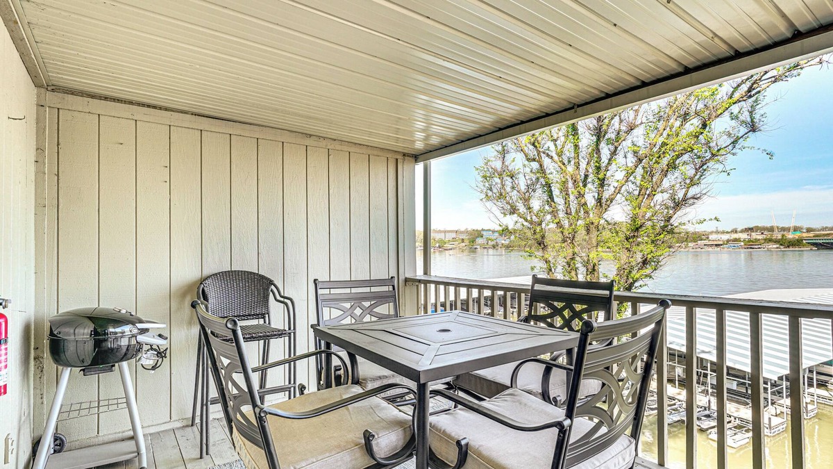 Osage Beach Condo | Lakefront Osage Beach Condo w/Balcony & Pool