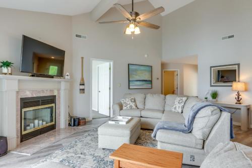 Village of Four Seasons Apartment | Lakefront Ozark Getaway with Views and Community Perks