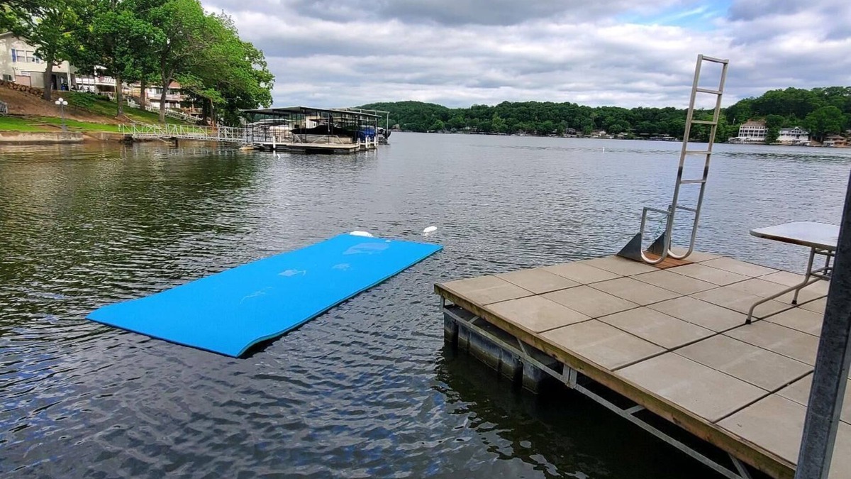 Roach House | LAKEFRONT PADDLEBOARD KAYAK WATERMAT SWIMMING FIREPIT GRILLING SUNDECK FISHING