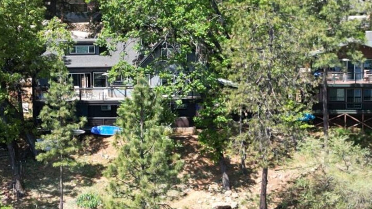 Lakehead House | Lakefront Paradise, 24 Guests, 4 Decks, 2 Hot Tubs, Water Toys, 7 Bedrm, 4 Bath