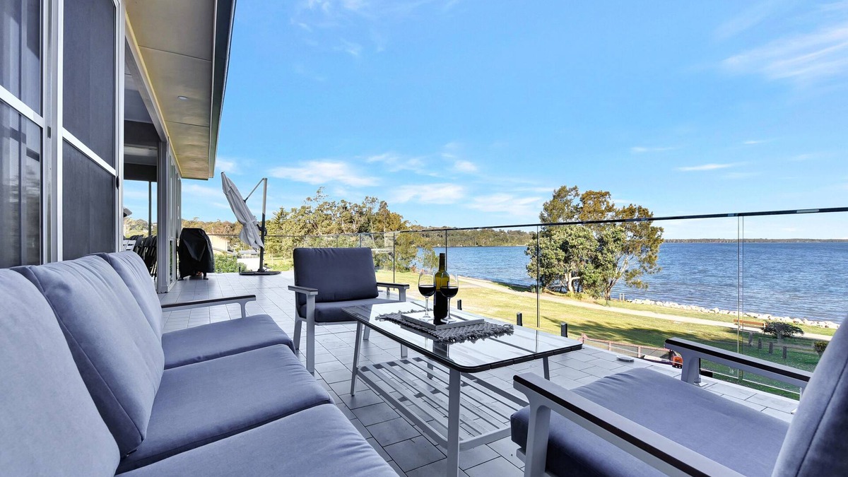 Lake Munmorah House | Lakefront peaceful house with Fireplace