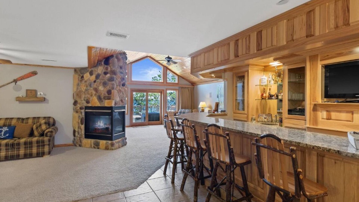 Lake Shore Estates Condo | Lakefront Penthouse Retreat: Stunning Views, Bar, Golf & Fun on Castle Rock Lake