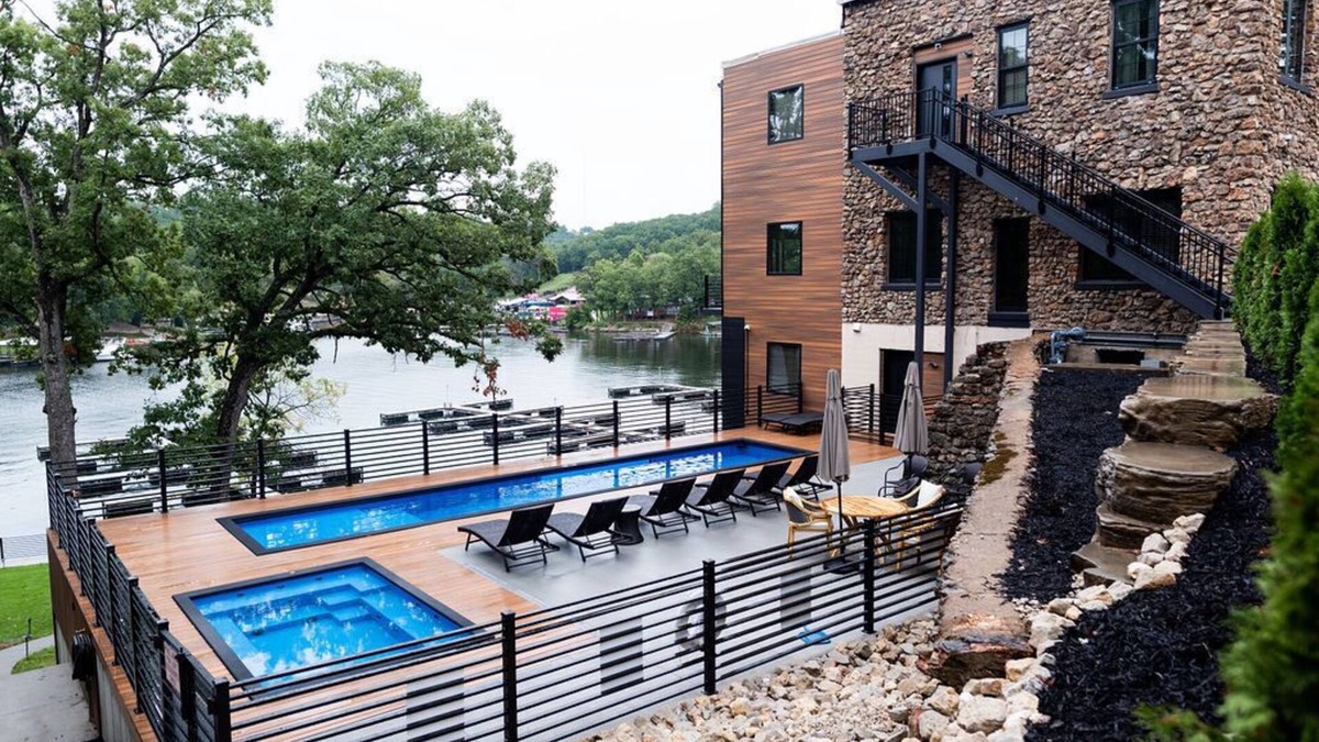 Osage Beach Condo | Lakefront/pool/CenterofOsageBeach 2 Bedroom/Sleeps 6 located above 1932 Reserve