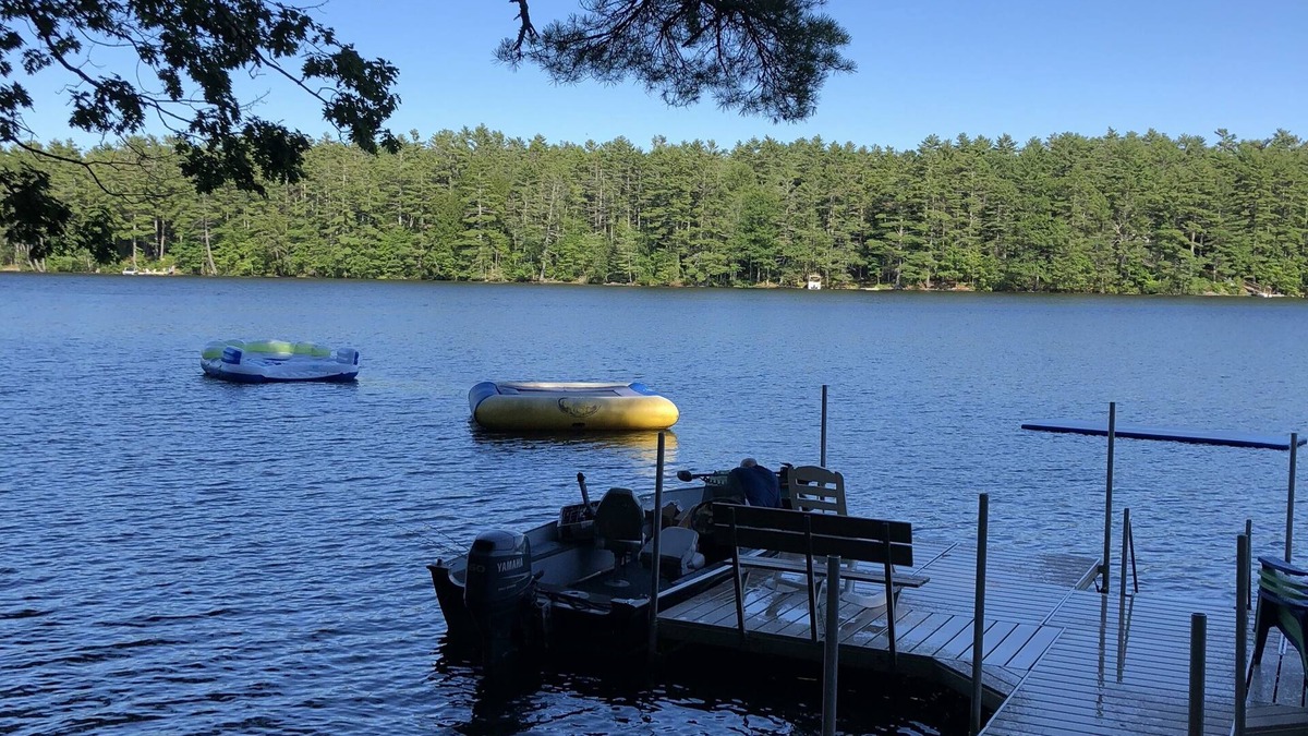 Newcastle House | Lakefront & Private Dock - Booking for Summer 2025! Large Living Room & Kitchen