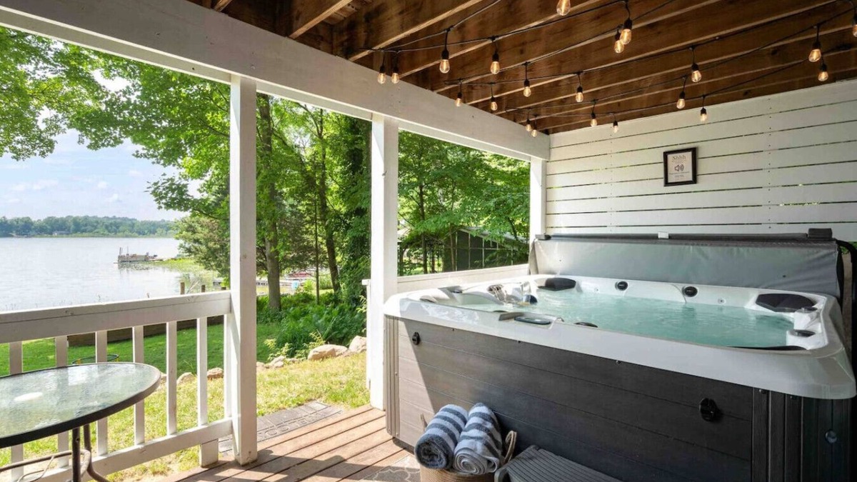 Hastings Cottage | Lakefront, Private Lake, hot tub, Game Room & pets