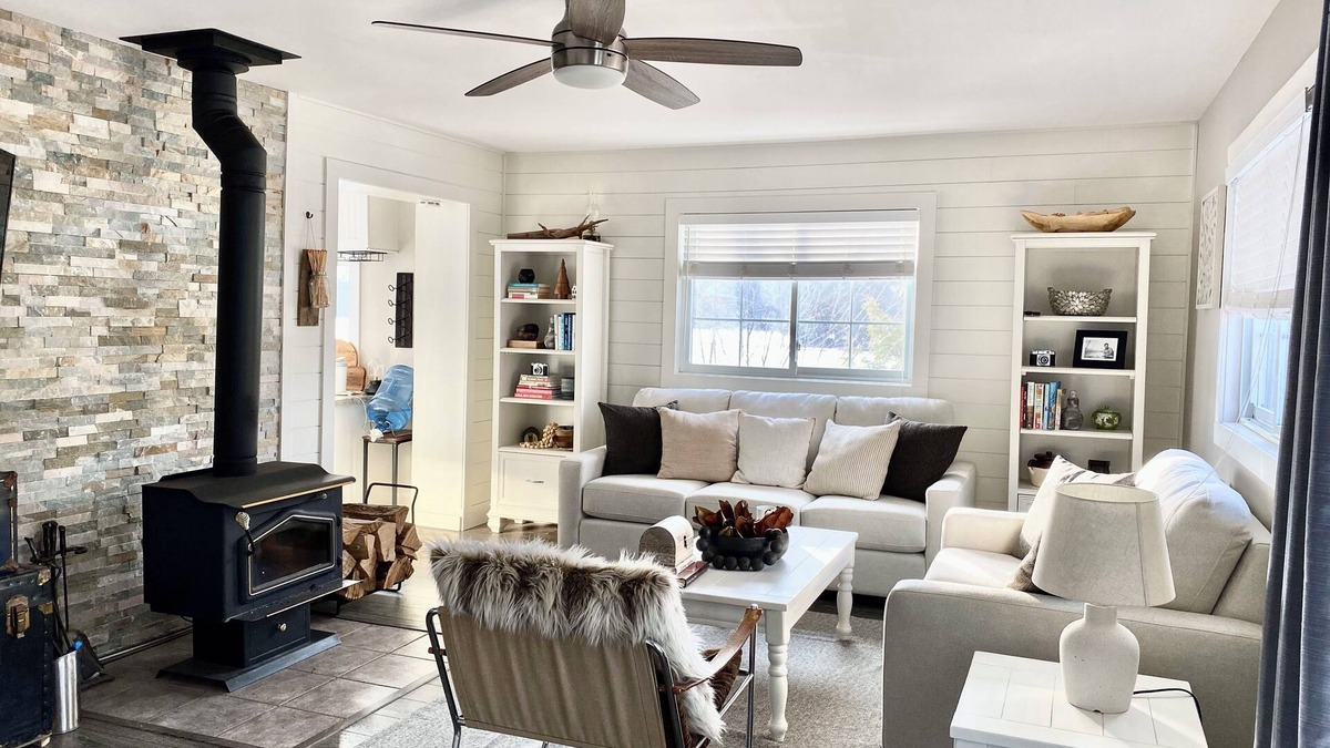 Dunchurch Cottage | Lakefront property that ensures an unparalleled experience of peacefulness.