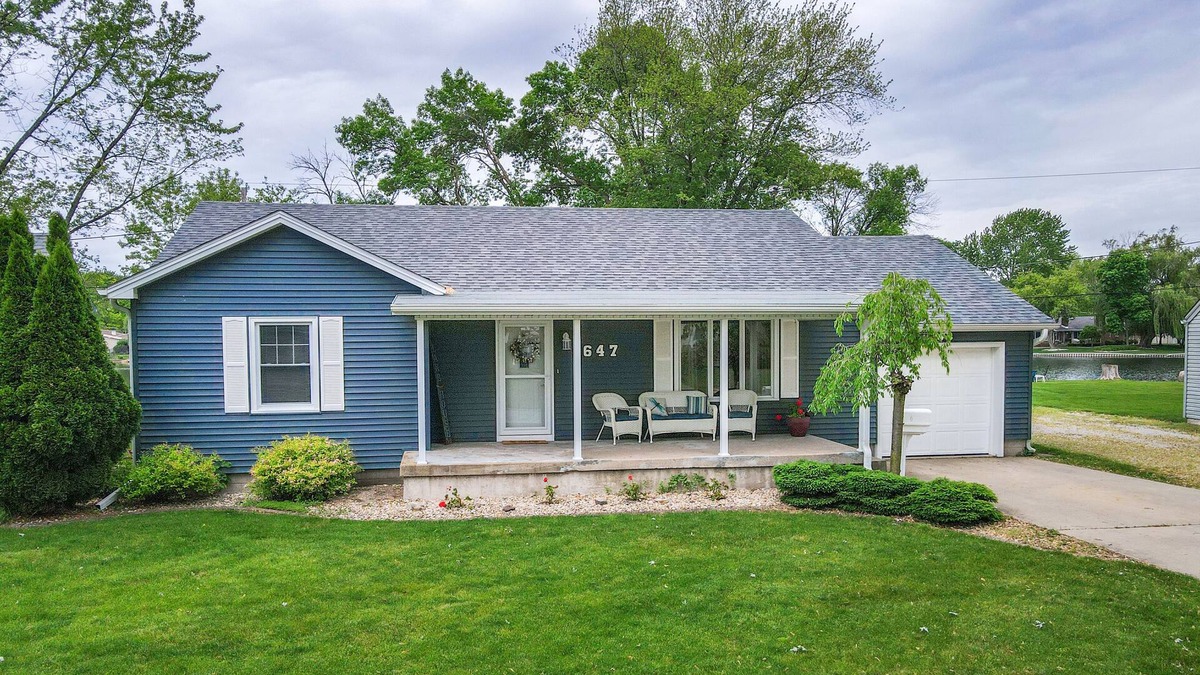 Manteno House | Lakefront property