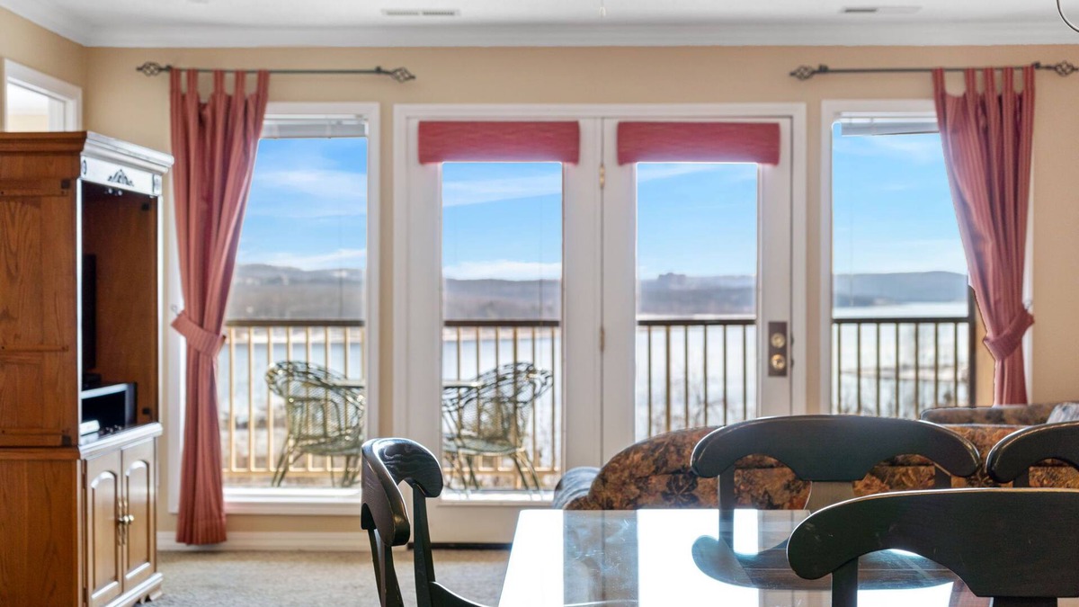 Indian Point Condo | Lakefront Retreat: Boat Rentals & Tiki Bar