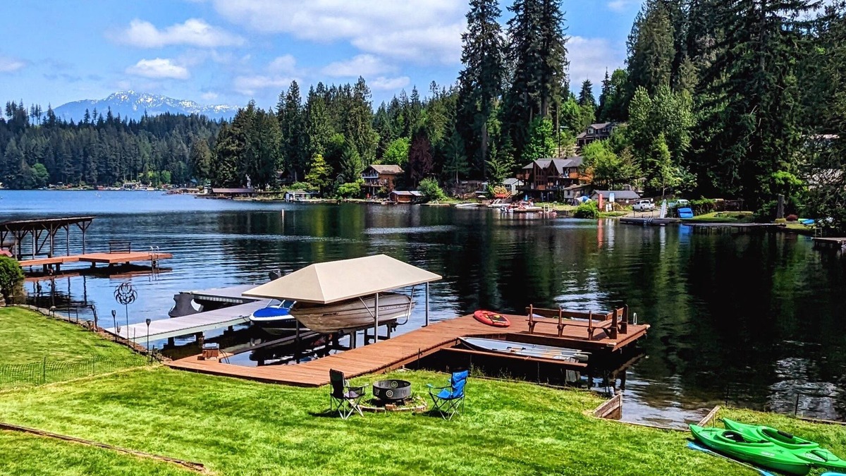 Lake Roesiger House | Lakefront Retreat: Private Dock, Fire Pit, BBQ, AC, Dog Friendly