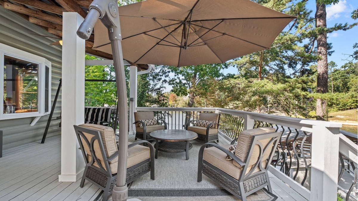 Bowling Green House | Lakefront Retreat - Sleeps 18 - Kayaks + Hot Tub