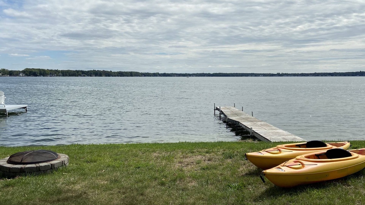 Portage House | Lakefront Retreat