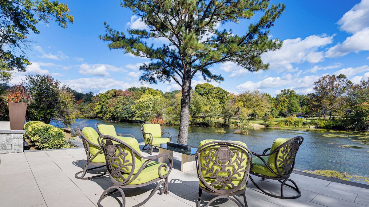 Columbia Apartment | Lakefront Retreat w/Sunroom, Patio & Kayak!
