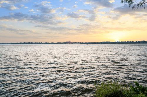 Scugog House | Lakefront Retreat with Sauna, Fireplace & Parking