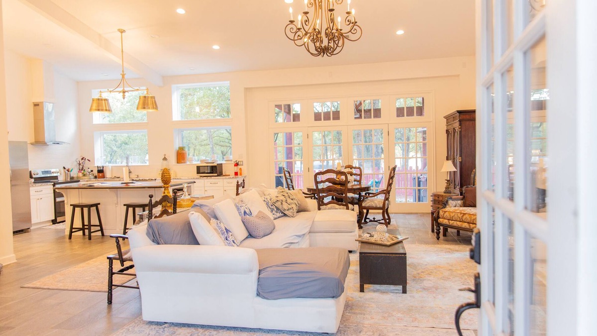 Quinlan House | Lakefront Retreat with 90+ Oak trees - Luxurious Lakefront Getaway