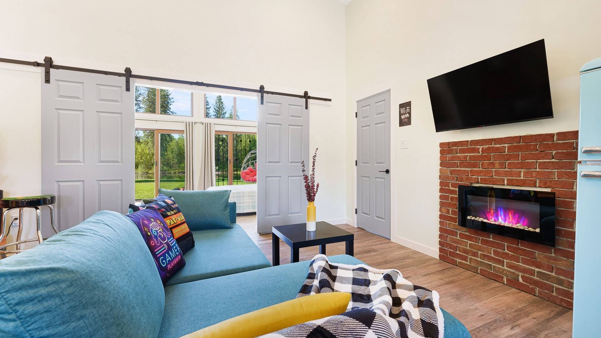 Christina Lake House | Lakefront Retro Style Retreat with Cedar Sauna, central AC, jacuzzi - fits 18ppl