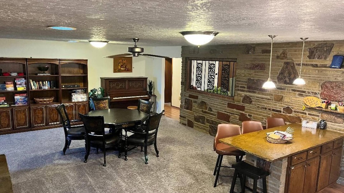 Canadian House | Lakefront Retro Retreat